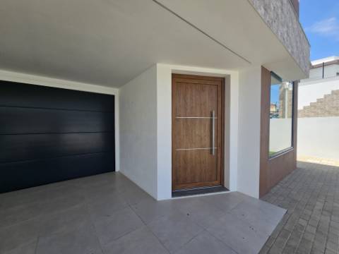 Moradia T4 com garagem e piscina zona Lourinhã