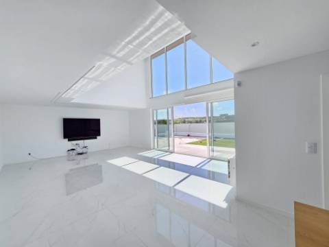 Moradia T4 com garagem e piscina zona Lourinhã