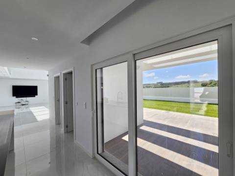 Moradia T4 com garagem e piscina zona Lourinhã