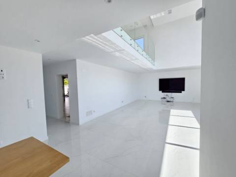 Moradia T4 com garagem e piscina zona Lourinhã