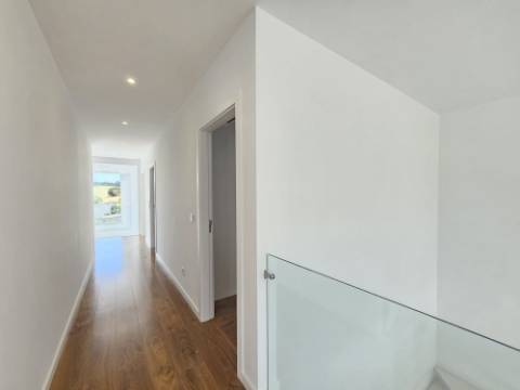 Moradia T4 com garagem e piscina zona Lourinhã