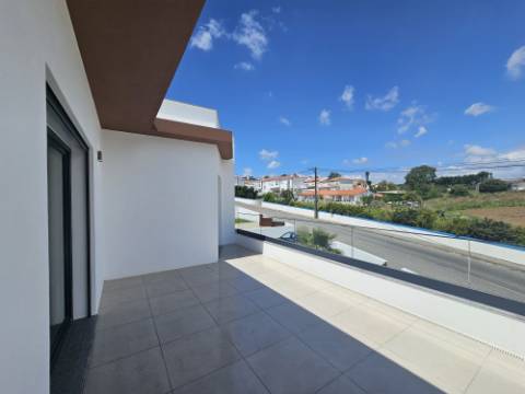 Moradia T4 com garagem e piscina zona Lourinhã