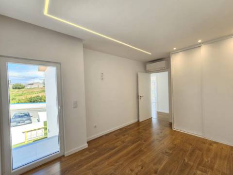 Moradia T4 com garagem e piscina zona Lourinhã