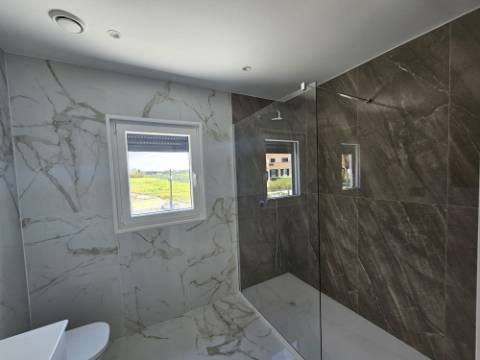 Moradia T4 com garagem e piscina zona Lourinhã