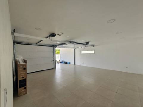 Moradia T4 com garagem e piscina zona Lourinhã