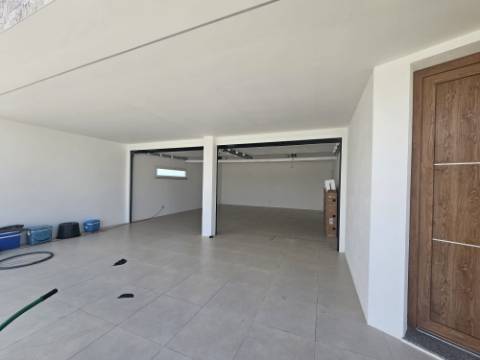 Moradia T4 com garagem e piscina zona Lourinhã