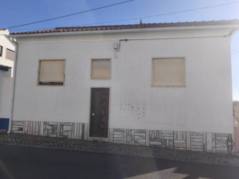 Moradia com dois pisos independentes, garagem e espaço exterior