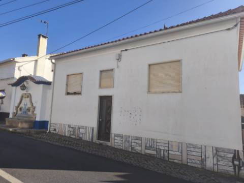 Moradia com dois pisos independentes, garagem e espaço exterior