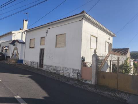 Moradia com dois pisos independentes, garagem e espaço exterior