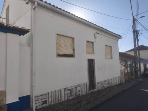 Moradia com dois pisos independentes, garagem e espaço exterior
