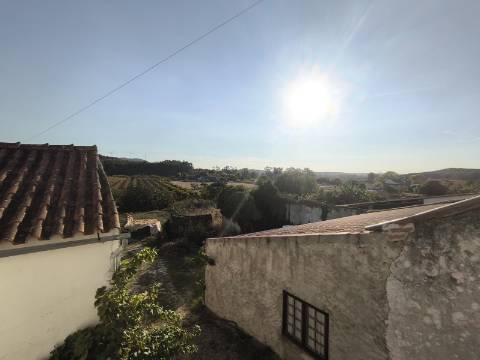 Moradia com dois pisos independentes, garagem e espaço exterior