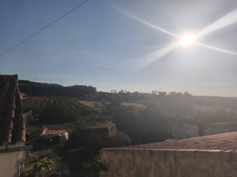 Moradia com dois pisos independentes, garagem e espaço exterior