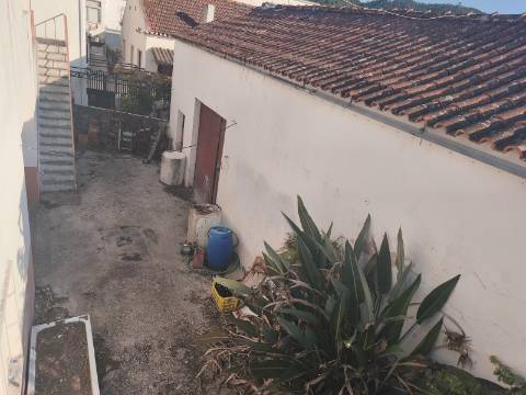 Moradia com dois pisos independentes, garagem e espaço exterior