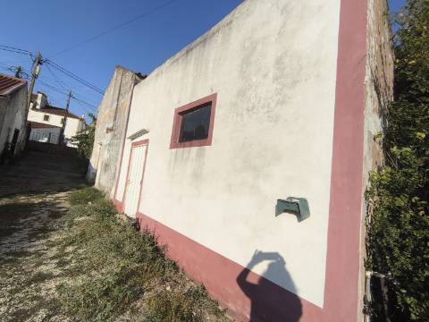 Moradia com dois pisos independentes, garagem e espaço exterior