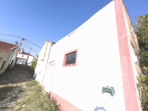 Moradia com dois pisos independentes, garagem e espaço exterior