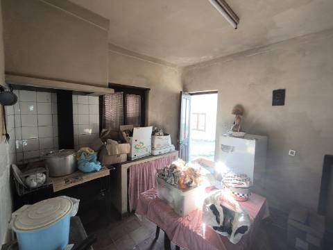 Moradia com dois pisos independentes, garagem e espaço exterior