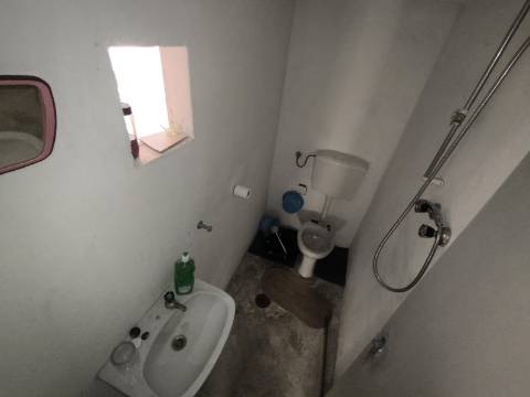 Moradia com dois pisos independentes, garagem e espaço exterior