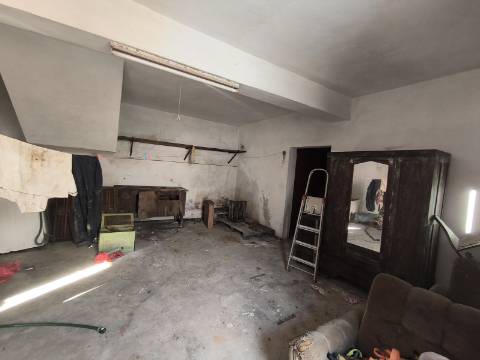 Moradia com dois pisos independentes, garagem e espaço exterior