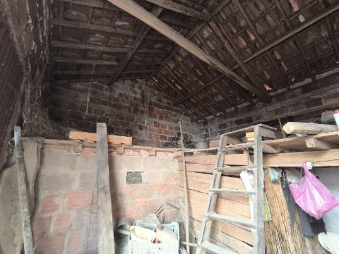 Moradia com dois pisos independentes, garagem e espaço exterior