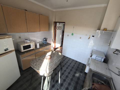 Moradia com dois pisos independentes, garagem e espaço exterior