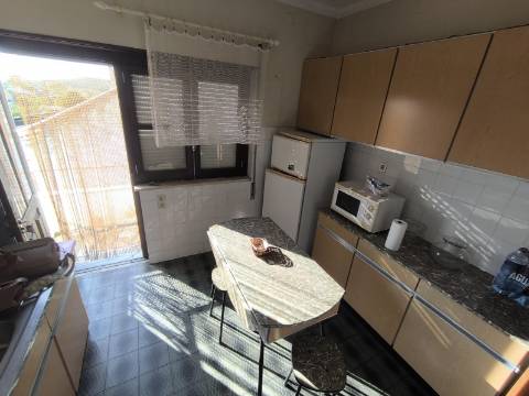 Moradia com dois pisos independentes, garagem e espaço exterior