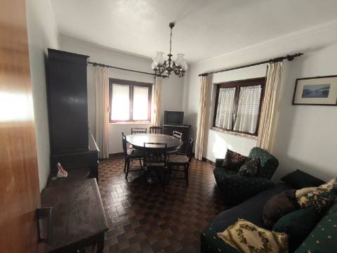 Moradia com dois pisos independentes, garagem e espaço exterior