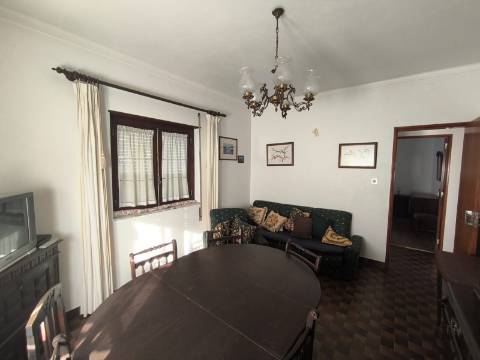 Moradia com dois pisos independentes, garagem e espaço exterior