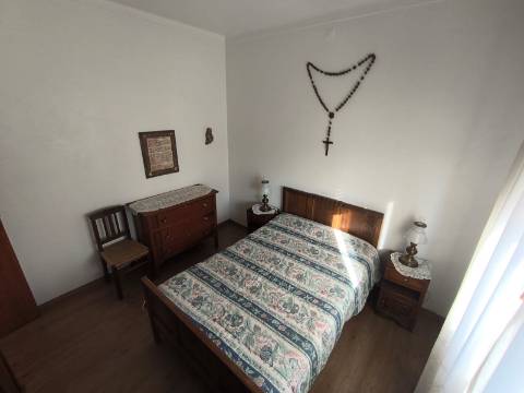 Moradia com dois pisos independentes, garagem e espaço exterior