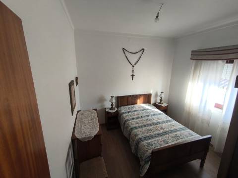 Moradia com dois pisos independentes, garagem e espaço exterior