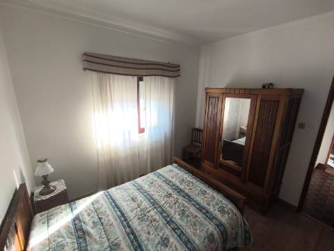 Moradia com dois pisos independentes, garagem e espaço exterior