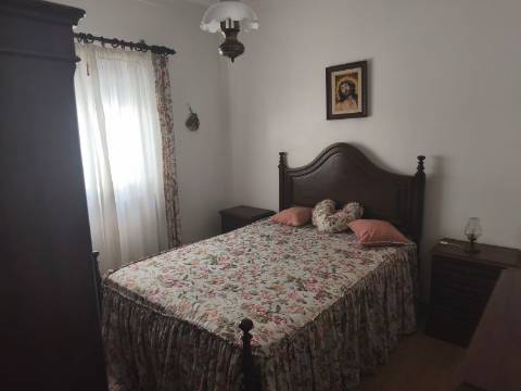 Moradia com dois pisos independentes, garagem e espaço exterior