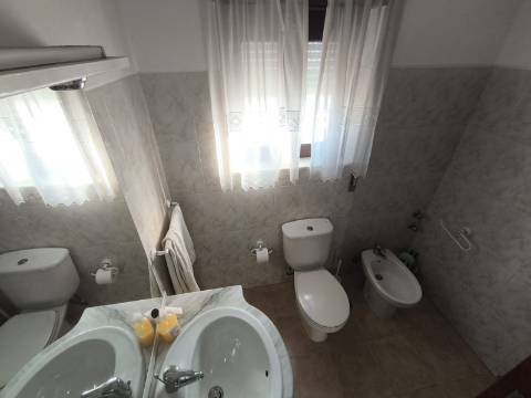 Moradia com dois pisos independentes, garagem e espaço exterior