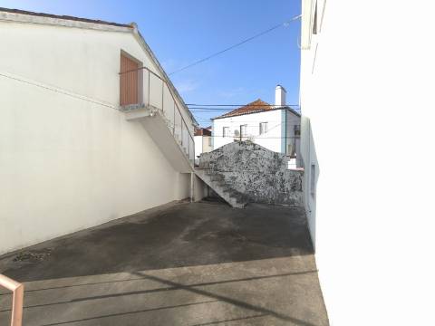 Moradia com dois pisos independentes, garagem e espaço exterior