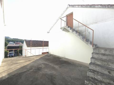 Moradia com dois pisos independentes, garagem e espaço exterior