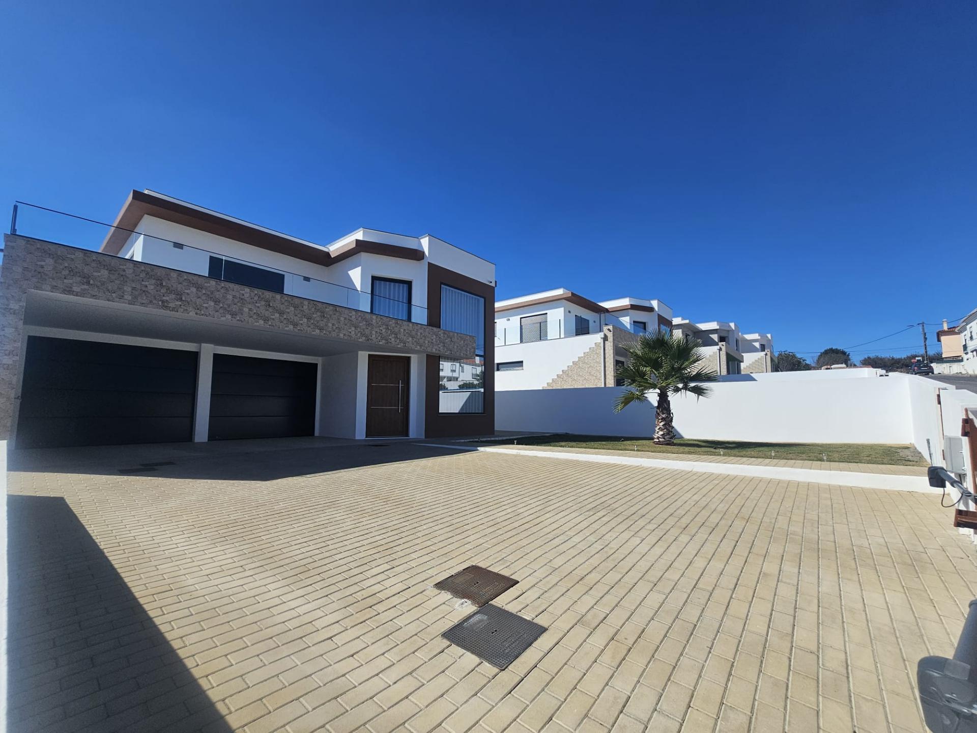 Moradia T4 com jardim e piscina