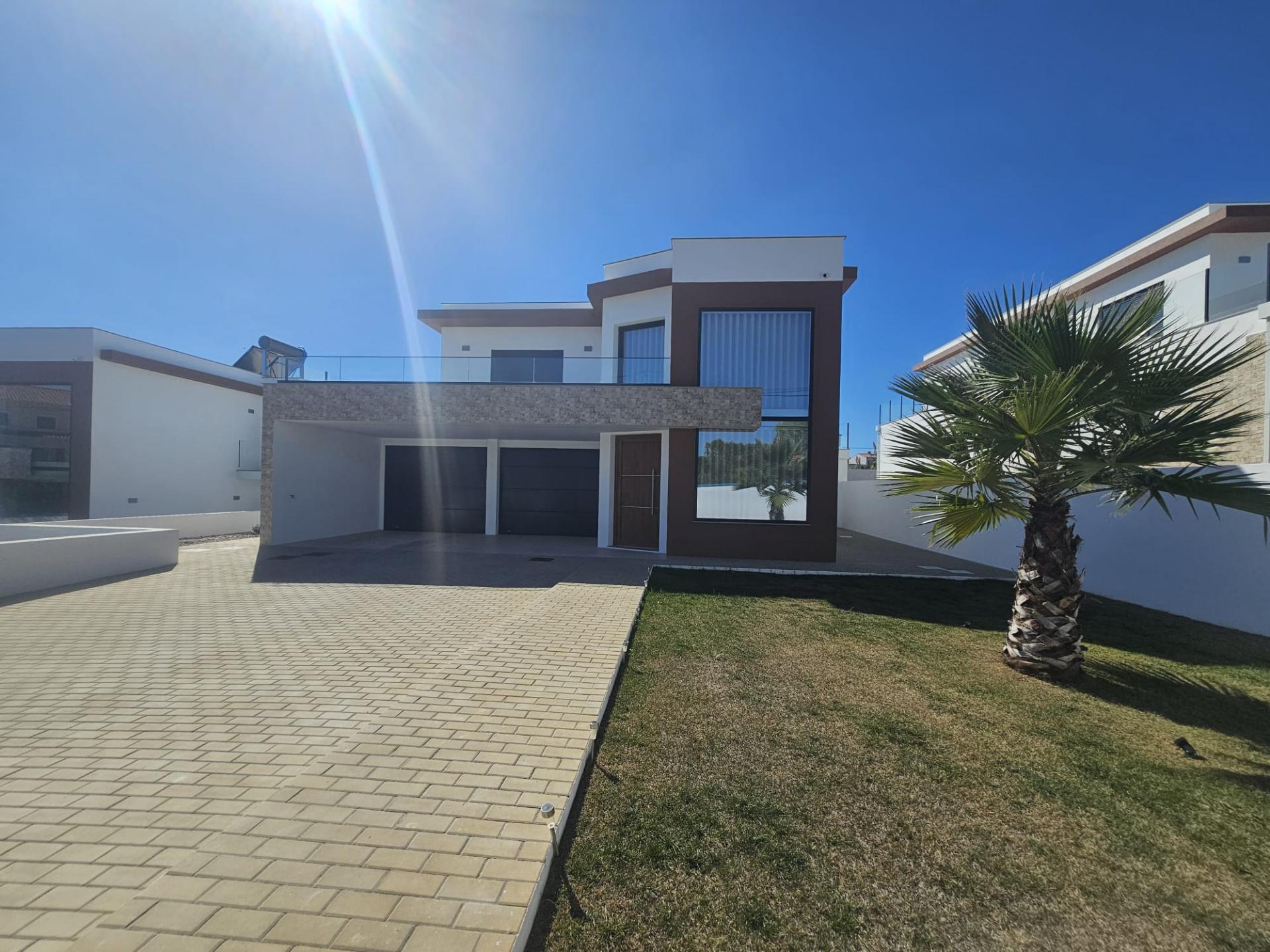 Moradia T4 com jardim e piscina