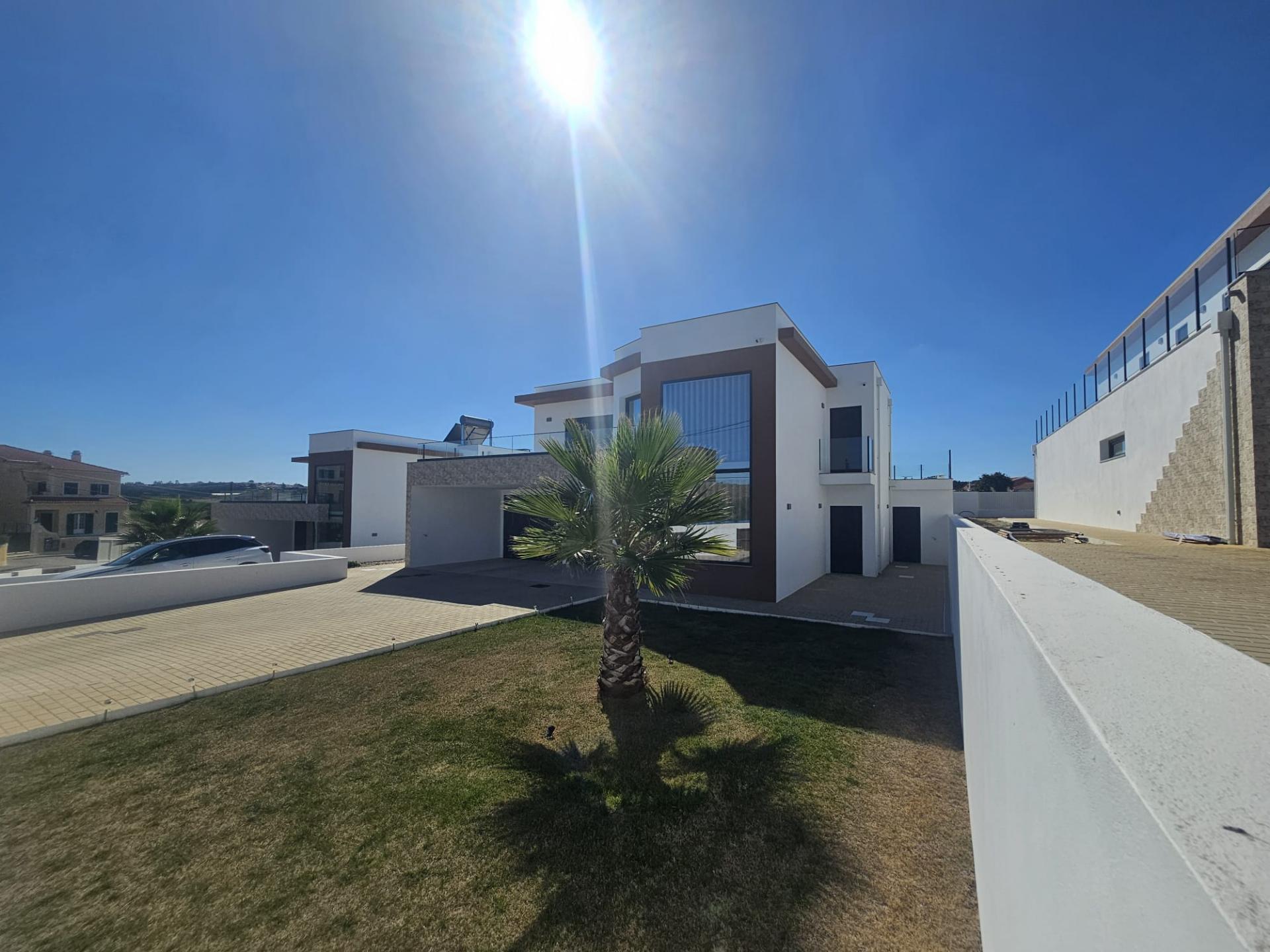 Moradia T4 com jardim e piscina