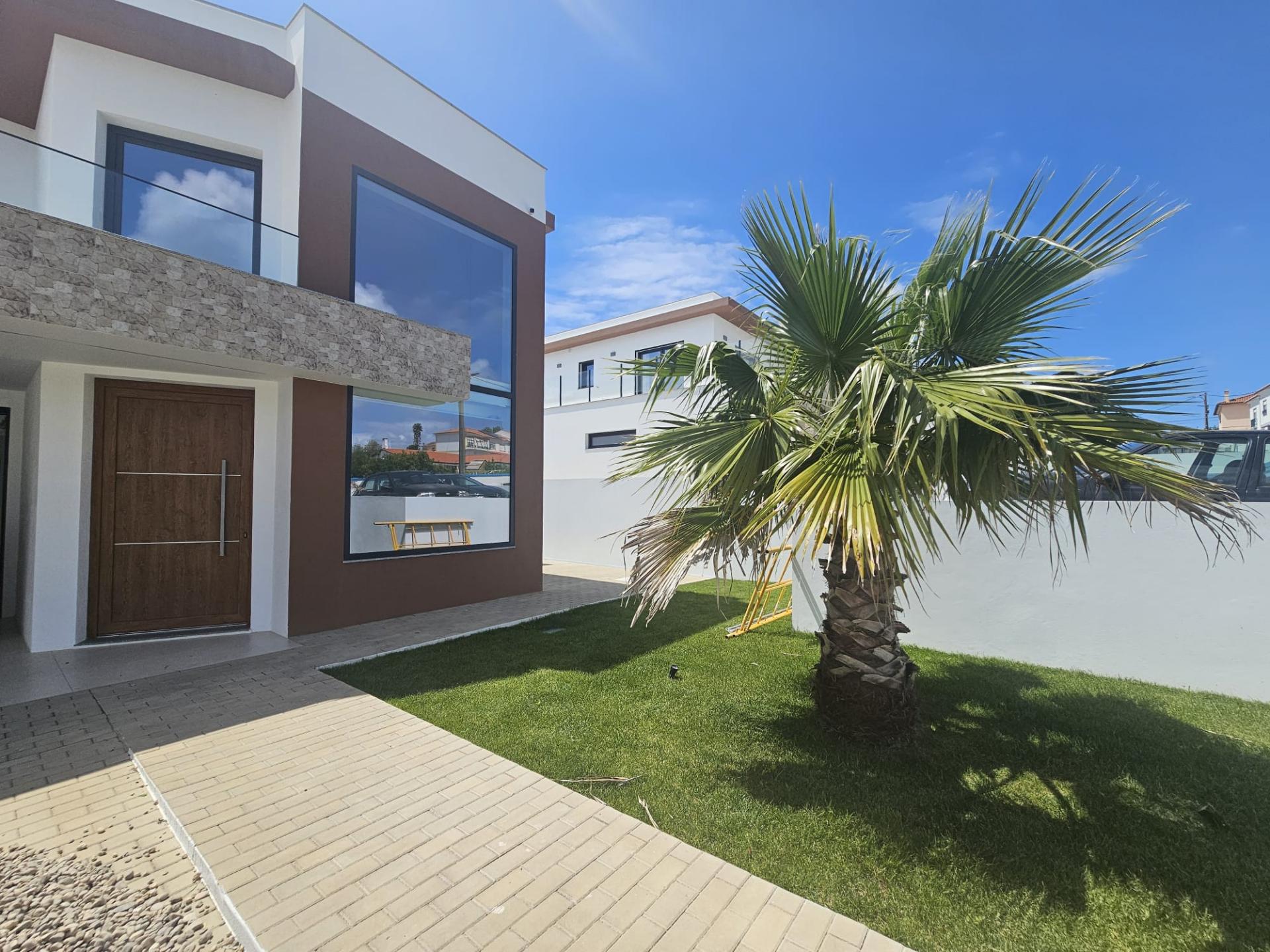 Moradia T4 com jardim e piscina