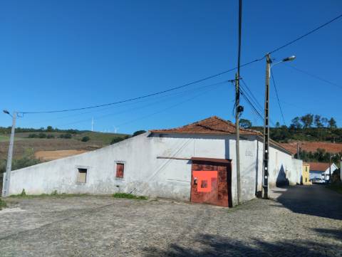 Adega com armazéns e logradouro