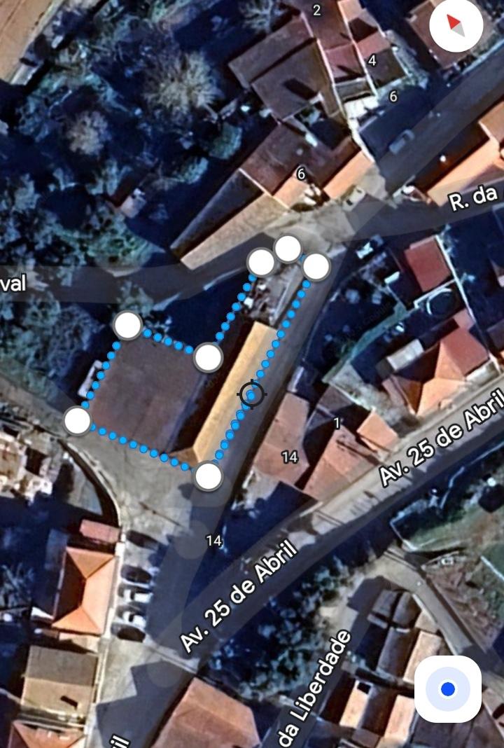 Adega com armazéns e logradouro