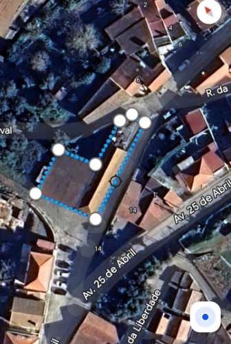 Adega com armazéns e logradouro