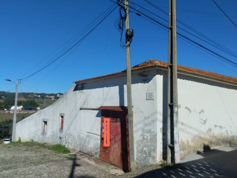 Adega com armazéns e logradouro