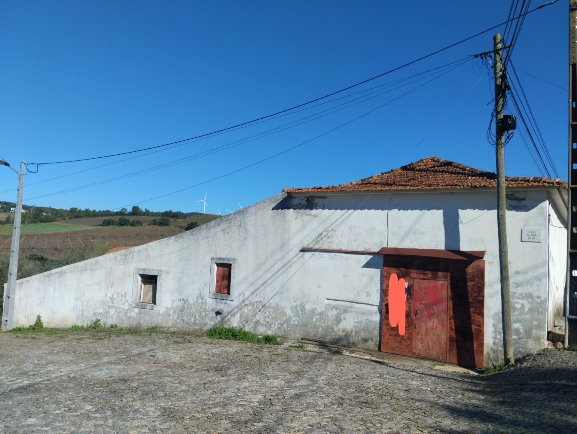 Adega com armazéns e logradouro