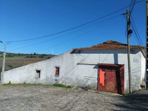 Adega com armazéns e logradouro