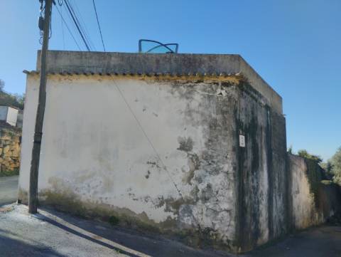 Adega com armazéns e logradouro