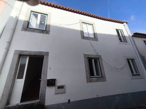 Moradia com Pavilhão e Potencial de Construção até 3 Andares