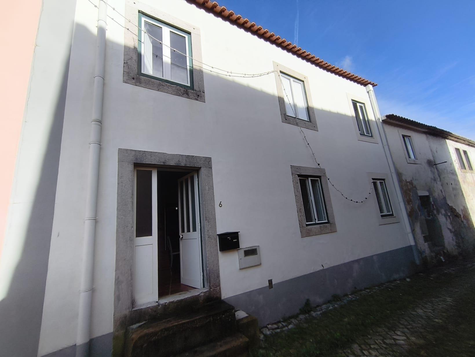 Moradia com Pavilhão e Potencial de Construção até 3 Andares