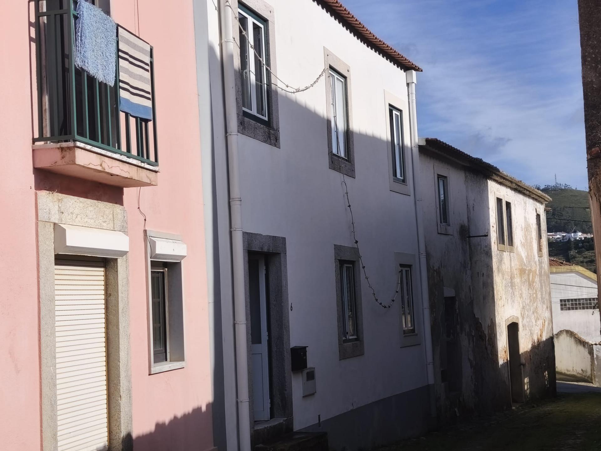 Moradia com Pavilhão e Potencial de Construção até 3 Andares