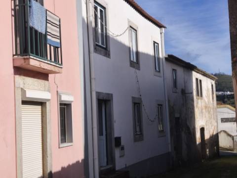 Moradia com Pavilhão e Potencial de Construção até 3 Andares