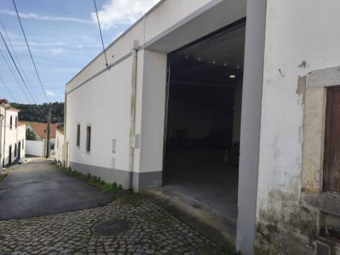 Moradia com Pavilhão e Potencial de Construção até 3 Andares